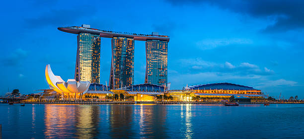 сингапур марина бэй сэндс отель торговый центр освещены сумерки панорама - artscience museum стоковые фото и изображения