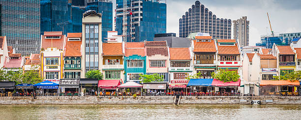 bares e restaurantes de cingapura do boat quay com vista para o panorama do rio - singapore skyline - fotografias e filmes do acervo