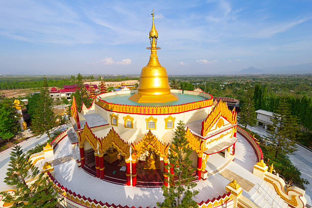 wat phra that hin yai temple in myawaddy, myanmar - gold pagoda temple synagogue imagens e fotografias de stock