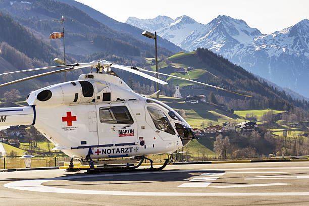 médico de la cruz roja md helicopter md explorer se encuentra en el helipuerto - ski insurance fotografías e imágenes de stock