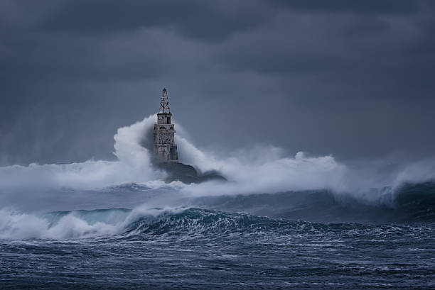 burzowy pochmurny dzień w latarni morskiej, ahtopol, bułgaria - storm lighthouse cloudscape sea zdjęcia i obrazy z banku zdjęć