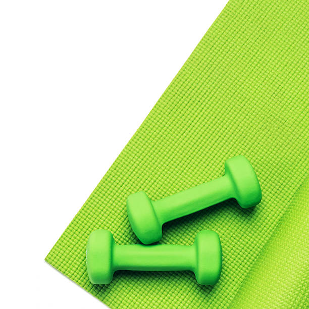 fitness concept - green yoga mat and dumbbells - secrecy instructor exercising individuality imagens e fotografias de stock