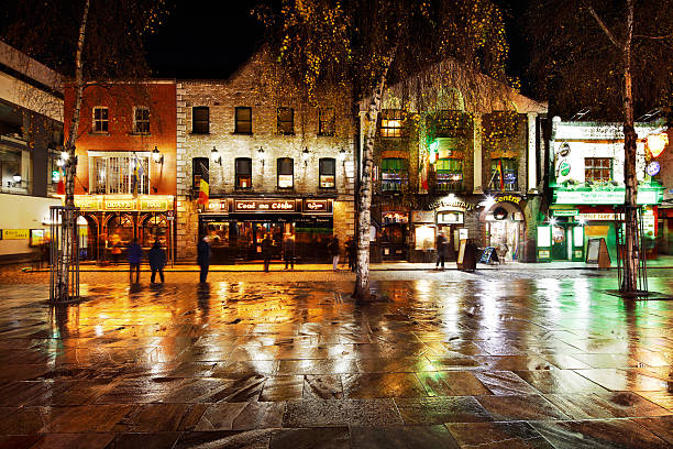 vita notturna frenetica della zona del temple bar di dublino, irlanda - irish culture beer drinking pub foto e immagini stock