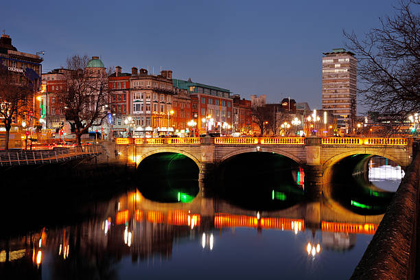 O'Connell Bridge on the river Liffey in Dublin, Ireland Night view of the O'Connell Bridge and the north banks of the river Liffey in Dublin City Centre, it was built between 1791 and 1794 dublin republic of ireland stock pictures, royalty-free photos & images