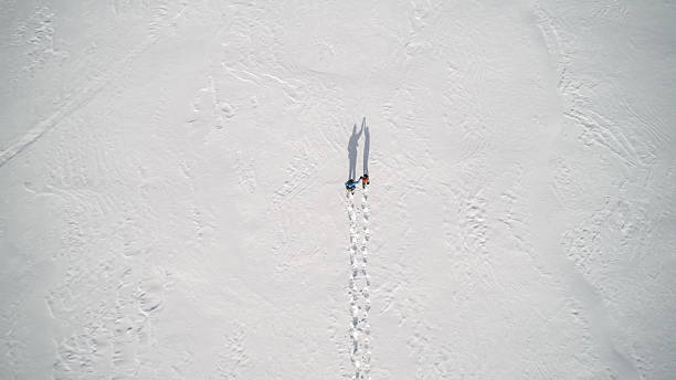 aerial view familie schneeschuhwandern im freien im winter - snow walking stock-fotos und bilder