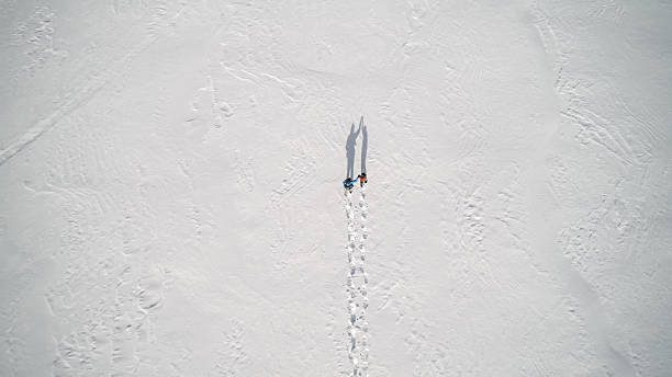 воздушный вид семьи снегоступы на открытом воздухе в зимний период - snowshoeing snowshoe child winter стоковые фото и изображения
