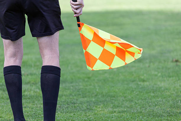 assistenzschiedsoffern im einsatz während eines fußballspiels - referee soccer authority linesman stock-fotos und bilder