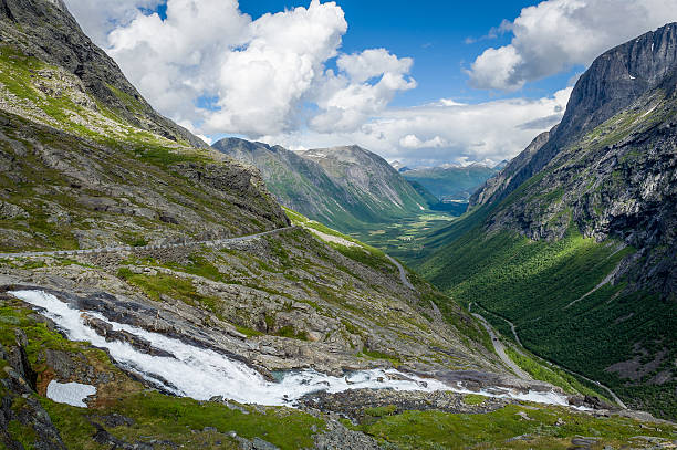 paysage du canyon de trollstigen - norway snake street construction photos et images de collection