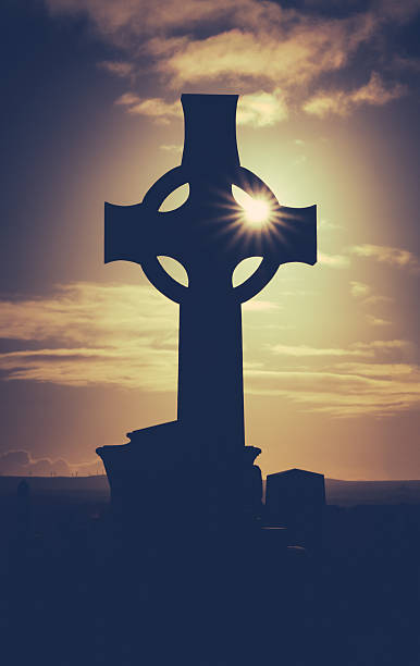alter friedhof bei sonnenuntergang - celtic cross republic of ireland sunset silhouette stock-fotos und bilder