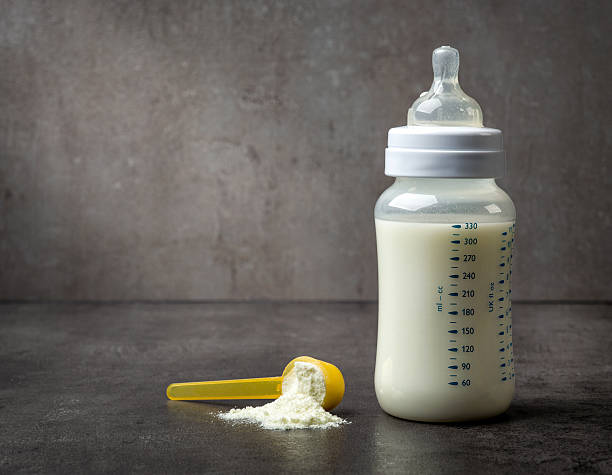 ベビーミルクのボトル - feeding bottle ストックフォトと��画像