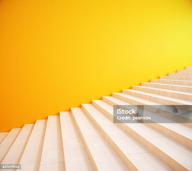 Pared Y Escaleras Amarillas En Blanco Foto de stock y más banco de imágenes de Escaleras - Escaleras, Amarillo - Color, Arquitectura