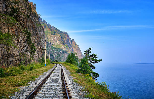 eingleisige bahnstrecke am grundstücksrand - baikalsee stock-fotos und bilder