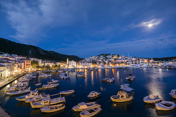 hvar town port at night - sky sea town looking at view imagens e fotografias de stock