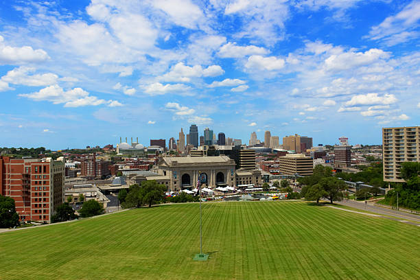 istock Kansas City Downtown 637625718