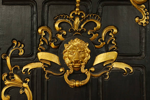 iron lion door knocker on vintage wooden door - door knocker door lion luxury imagens e fotografias de stock