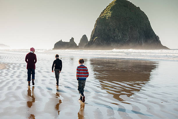 marcher à cannon beach - oregon beach photos et images de collection