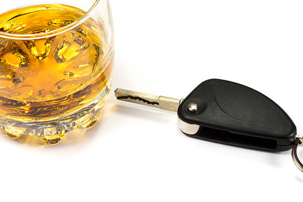 A whiskey glass and a car key Driving after alcohol autounfall stock pictures, royalty-free photos & images