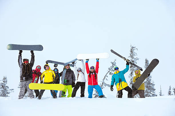 amigos equipe esquiadores grupo snowboarders - action winter extreme sports snowboarding - fotografias e filmes do acervo