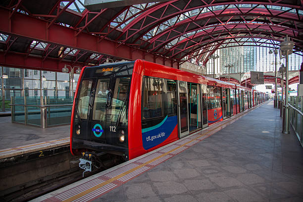 docklands light rail dlr train at canary wharf staion - canary wharf railway station imagens e fotografias de stock