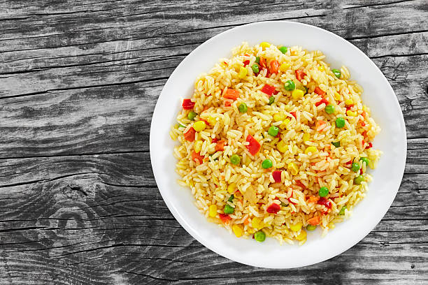 mais dolce, peperone rosso, piselli verdi deliziosi risot sano - flavored rice foto e immagini stock