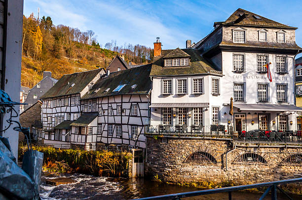 paisaje urbano monschau, gemany - monschau fotografías e imágenes de stock