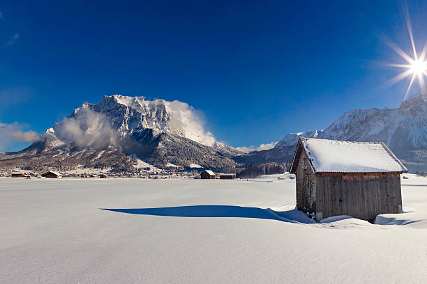 paese delle meraviglie invernale di fronte al monte zugspitze - zugspitze mountain tirol lermoos ehrwald foto e immagini stock