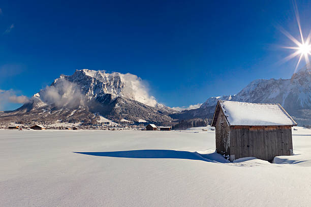 país das maravilhas de inverno em frente ao monte zugspitze - zugspitze mountain tirol lermoos ehrwald - fotografias e filmes do acervo