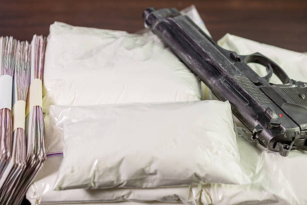 테이블에 마약, 권총과 돈의 가방 - narcotic gun medicine currency 뉴스 사진 이미지