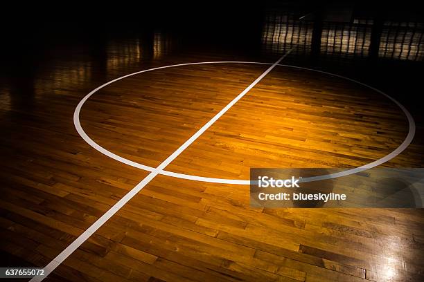 Piso De Madera Cancha De Básquetbol Foto de stock y más banco de imágenes de Baloncesto - Baloncesto, Parqué - Suelo, Pelota de baloncesto