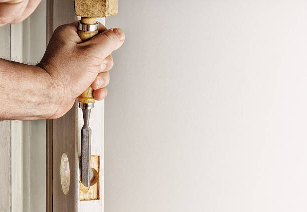 istock Paz in the doorway, made by a chisel. 637658604