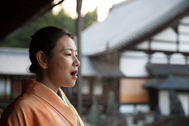 japonka w kimono relaks w świątyni - zen like women temple meditating zdjęcia i obrazy z banku zdjęć