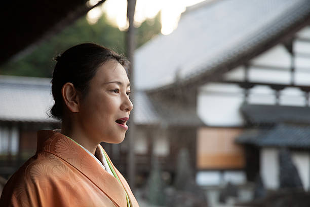 japonka w kimono relaks w świątyni - winter women zen like photography zdjęcia i obrazy z banku zdjęć