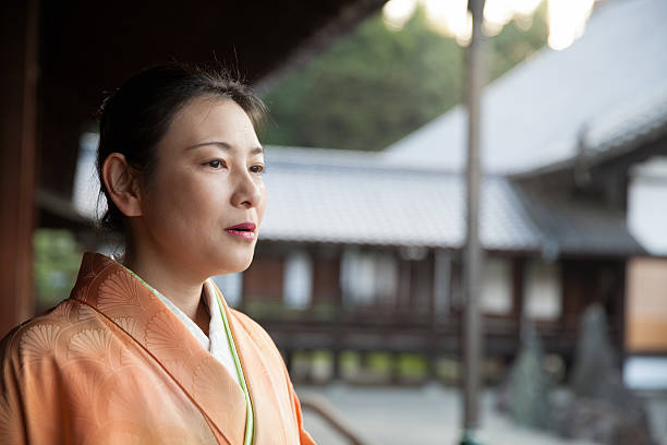 japonka w kimono relaks w świątyni - winter women zen like photography zdjęcia i obrazy z banku zdjęć