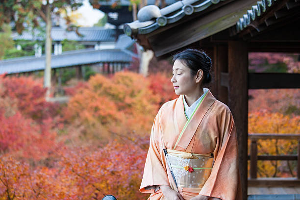 femme japonaise en kimono profitant de l’automne - zen like women temple meditating photos et images de collection