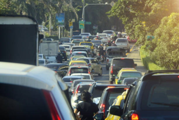 niewyraźne korki na drodze w bangkoku - land vehicle multiple lane highway driving traffic zdjęcia i obrazy z banku zdjęć