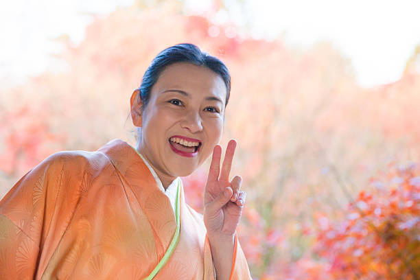 japonka w kimono pozowanie znak pokoju - winter women zen like photography zdjęcia i obrazy z banku zdjęć