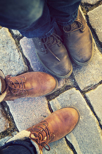 relation dans une paire d’amants, deux côte à côte. - human leg jeans converse shoe photos et images de collection