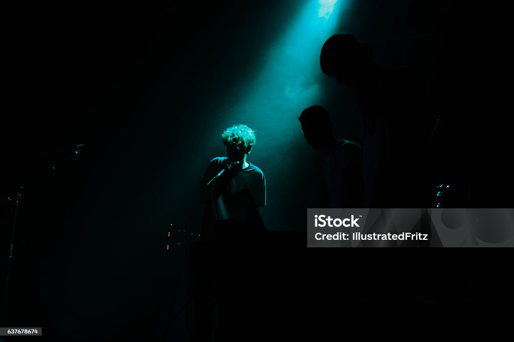 Junge Sängerin im blauen Licht - Lizenzfrei Kontur Stock-Foto