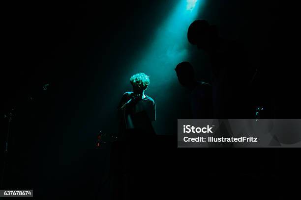Junge Sängerin Im Blauen Licht Stockfoto und mehr Bilder von Kontur - Kontur, Musiker, Rockgruppe