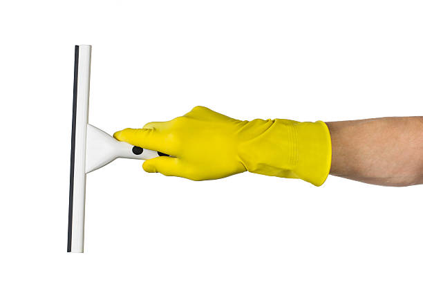 nettoyage des mains avec raclette sur fond blanc - protective glove washing up glove cleaning latex photos et images de collection