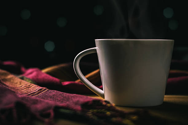 tasse de thé chaud avec fumée bokeh fond hiver chaud - in the evening photos et images de collection