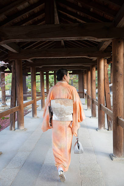 femme japonaise en kimono marchant sur le pont dans le temple - zen like women temple meditating photos et images de collection