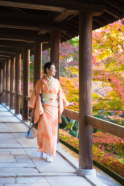 femme japonaise en kimono marchant sur le pont dans le temple - zen like women temple meditating photos et images de collection