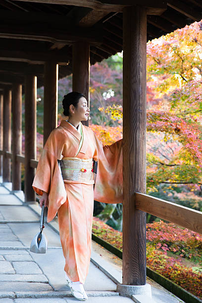 japonka w kimono spaceru na moście w świątyni - zen like women temple meditating zdjęcia i obrazy z banku zdjęć