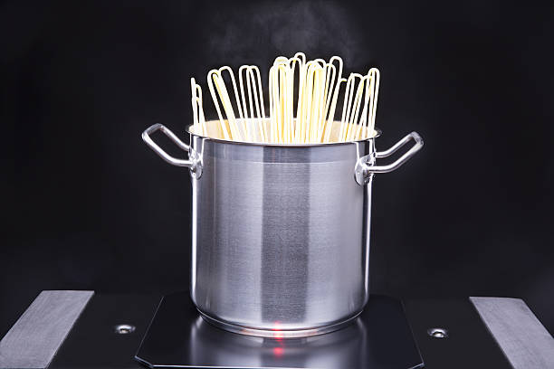 パス��タを調理するための大きな鍋 - pan saucepan kitchen utensil isolated ストックフォトと画像