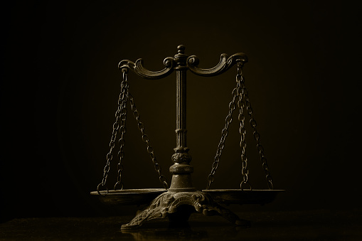 Ley escalas vintage sobre fondo texturizado de mesa Símbolo de justicia photo