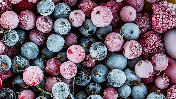 ягоды в замороженном виде - antioxidant blueberry fruit berry fruit стоковые фото и изображения