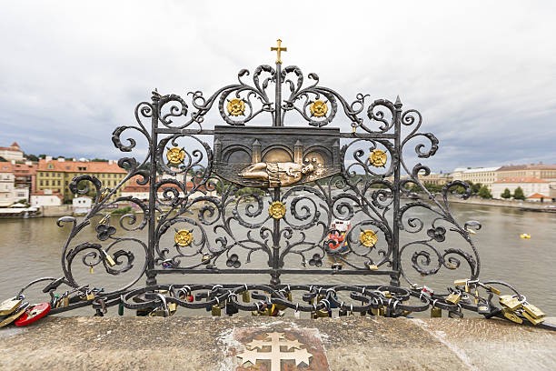 esclusas en el puente de carlos, un famoso puente histórico - europe bridge editorial eastern europe fotografías e imágenes de stock