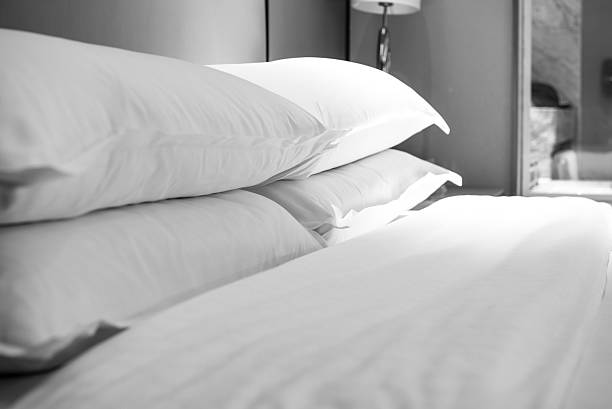 hotel bed - kussen beddengoed stockfoto's en -beelden