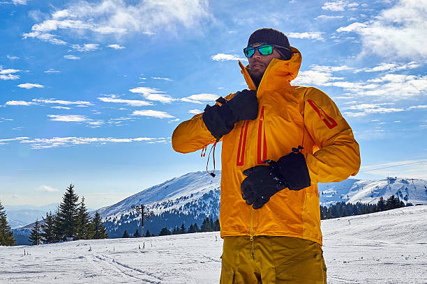 esquiador en las montañas - snow gear fotografías e imágenes de stock